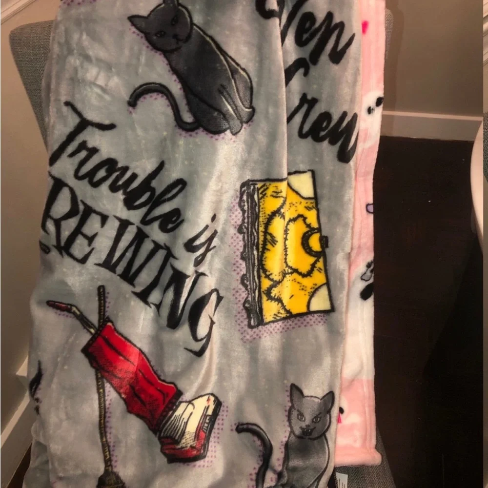 🖤 Disney Plush Throw Blanket - Hocus Pocus - Trouble is Brewing